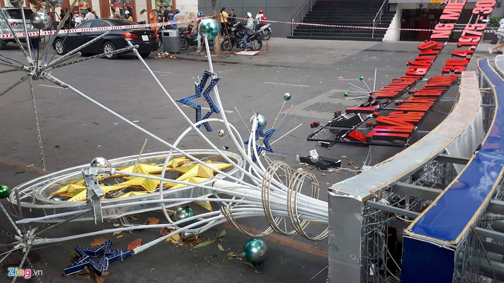 Hiện trường cổng chào phố đi bộ Nguyễn Huệ đổ sập, đè người đi đường